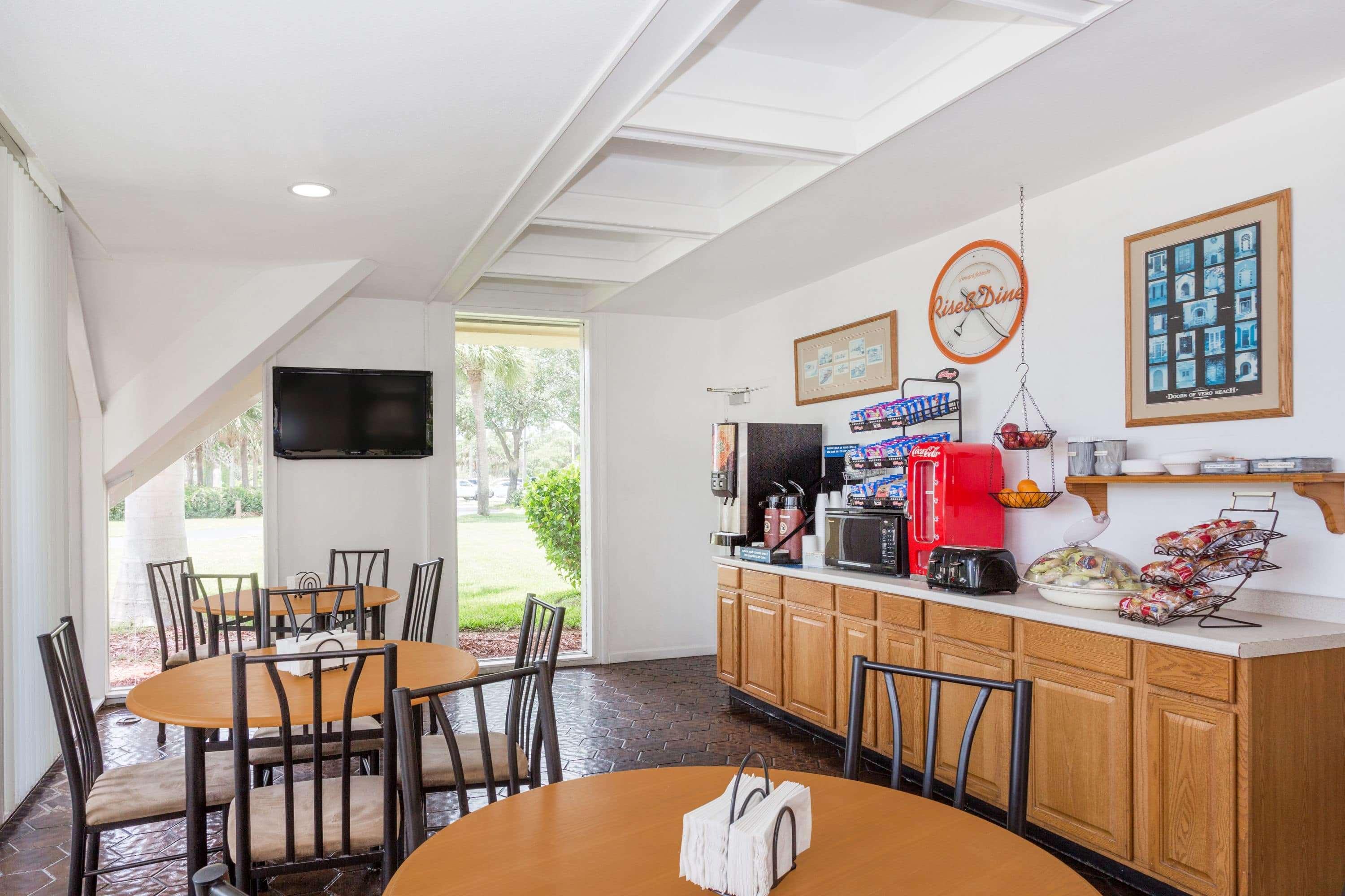 Howard Johnson By Wyndham Vero Beach / Downtown Extérieur photo