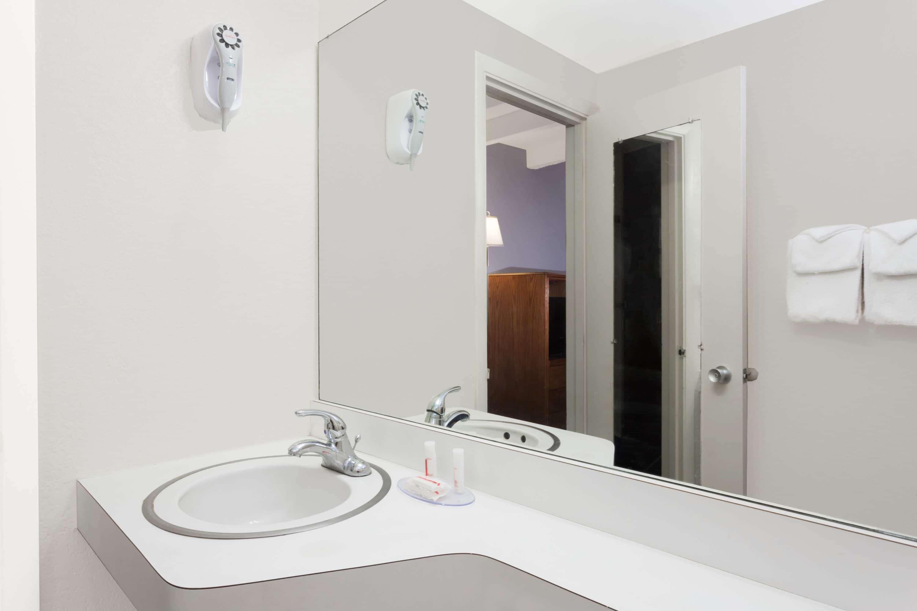 Howard Johnson By Wyndham Vero Beach / Downtown Extérieur photo