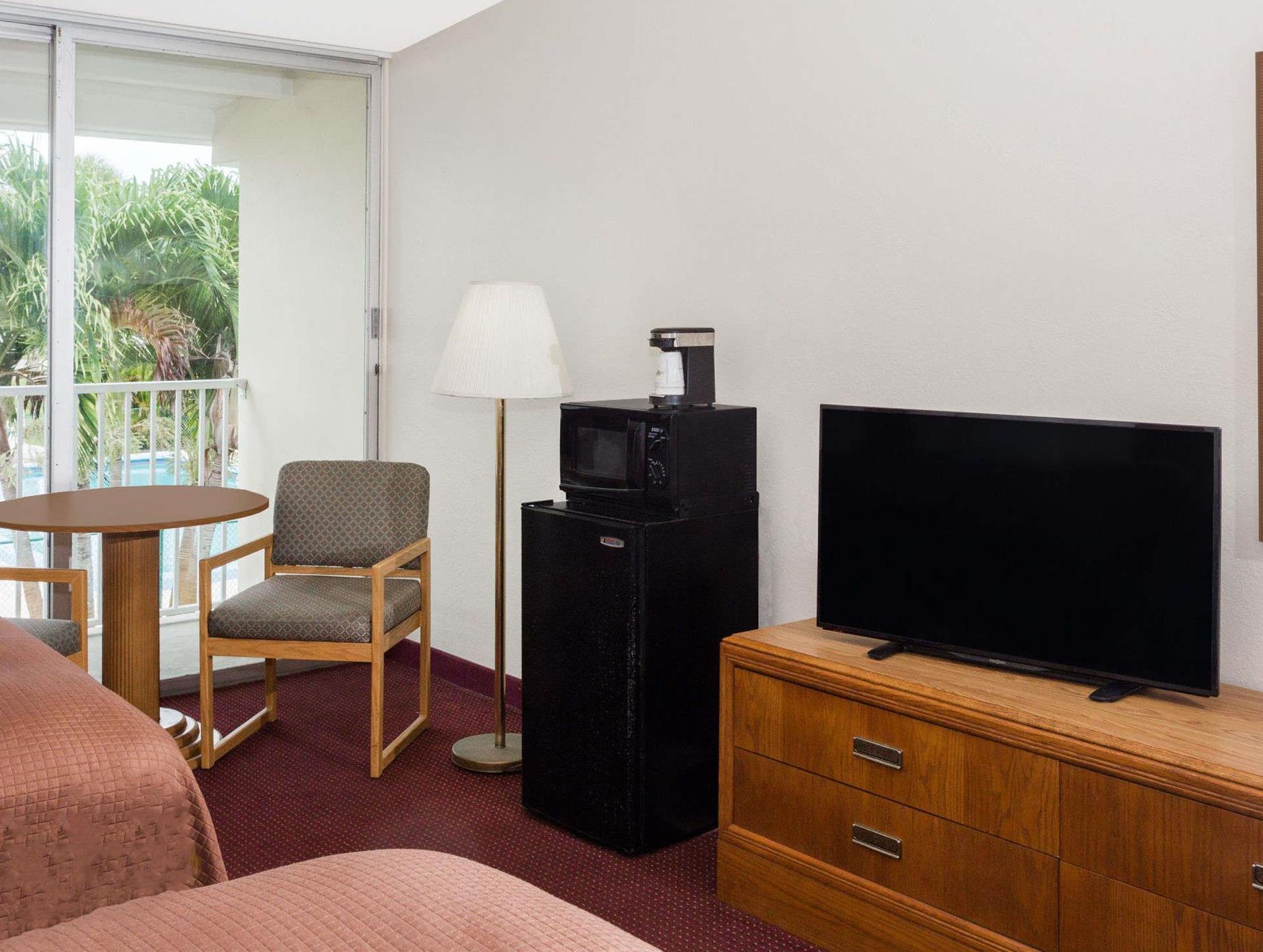 Howard Johnson By Wyndham Vero Beach / Downtown Extérieur photo