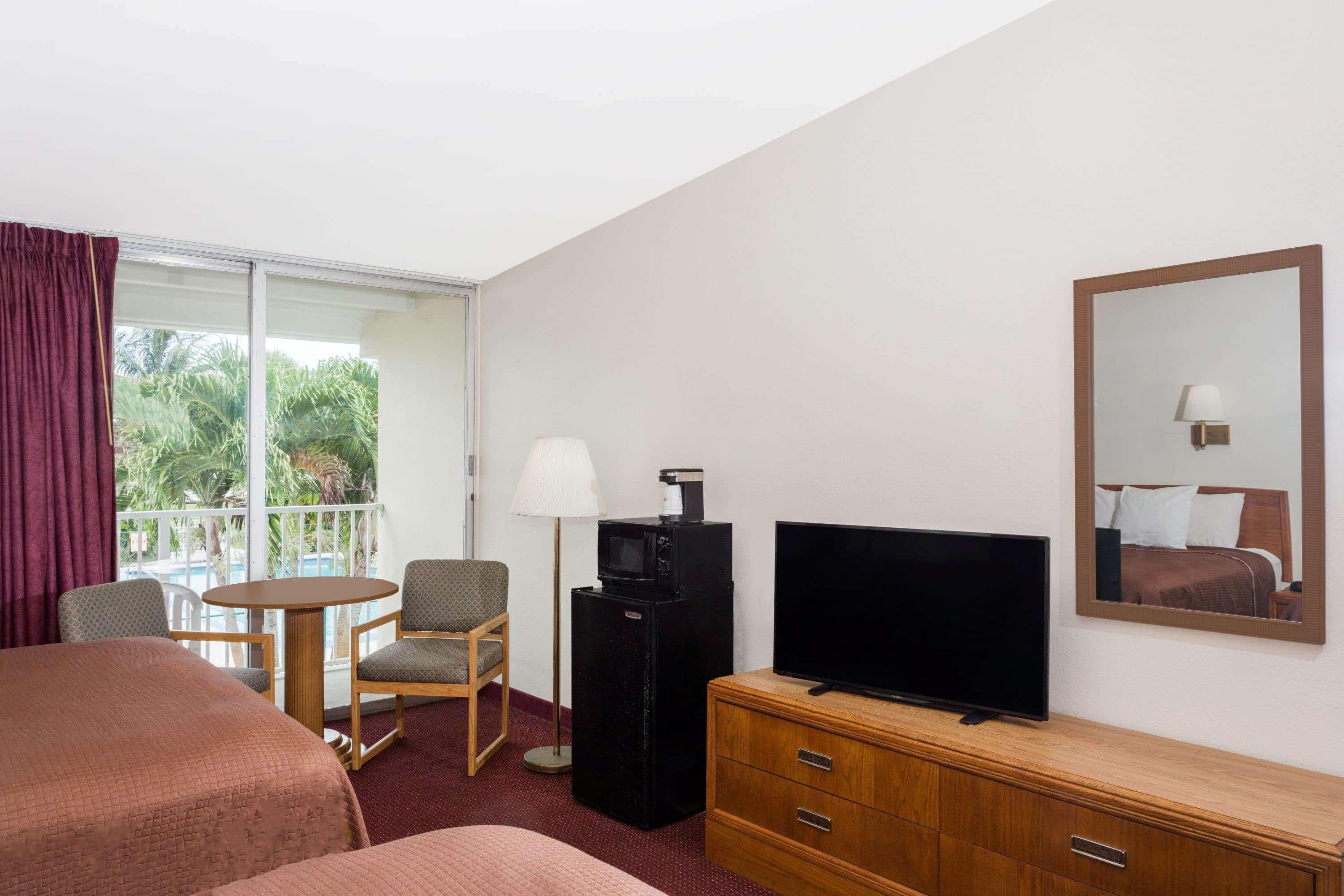 Howard Johnson By Wyndham Vero Beach / Downtown Extérieur photo