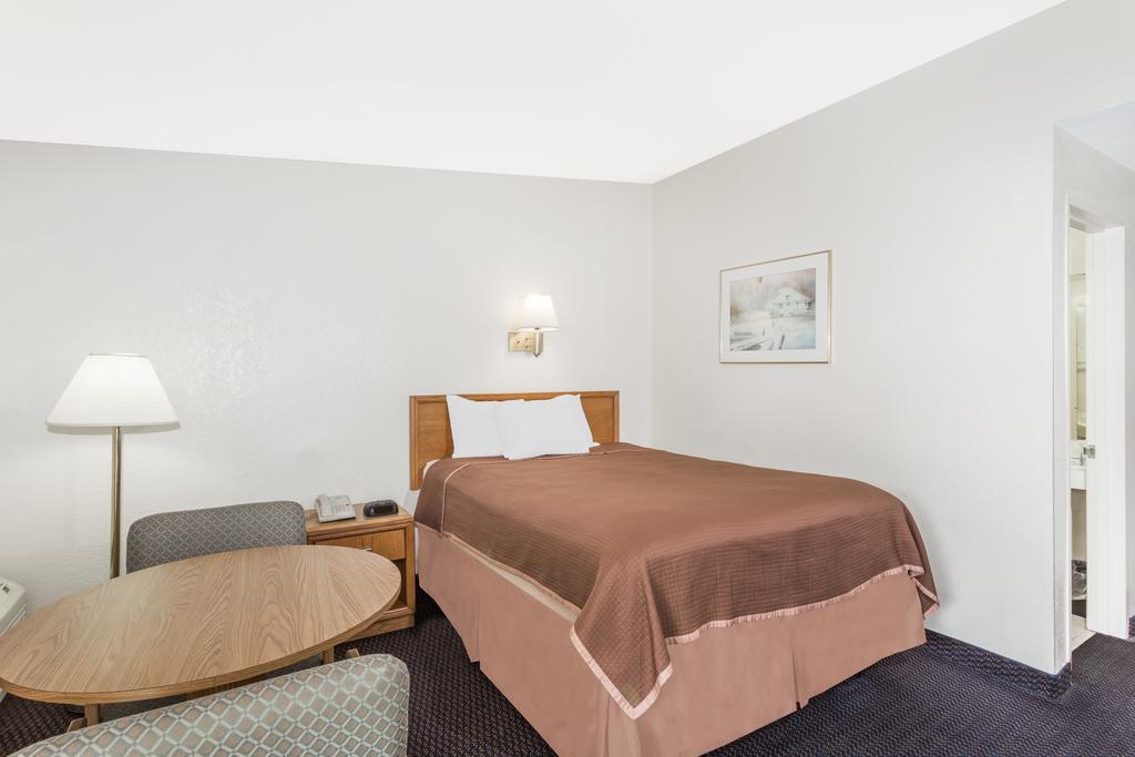 Howard Johnson By Wyndham Vero Beach / Downtown Extérieur photo